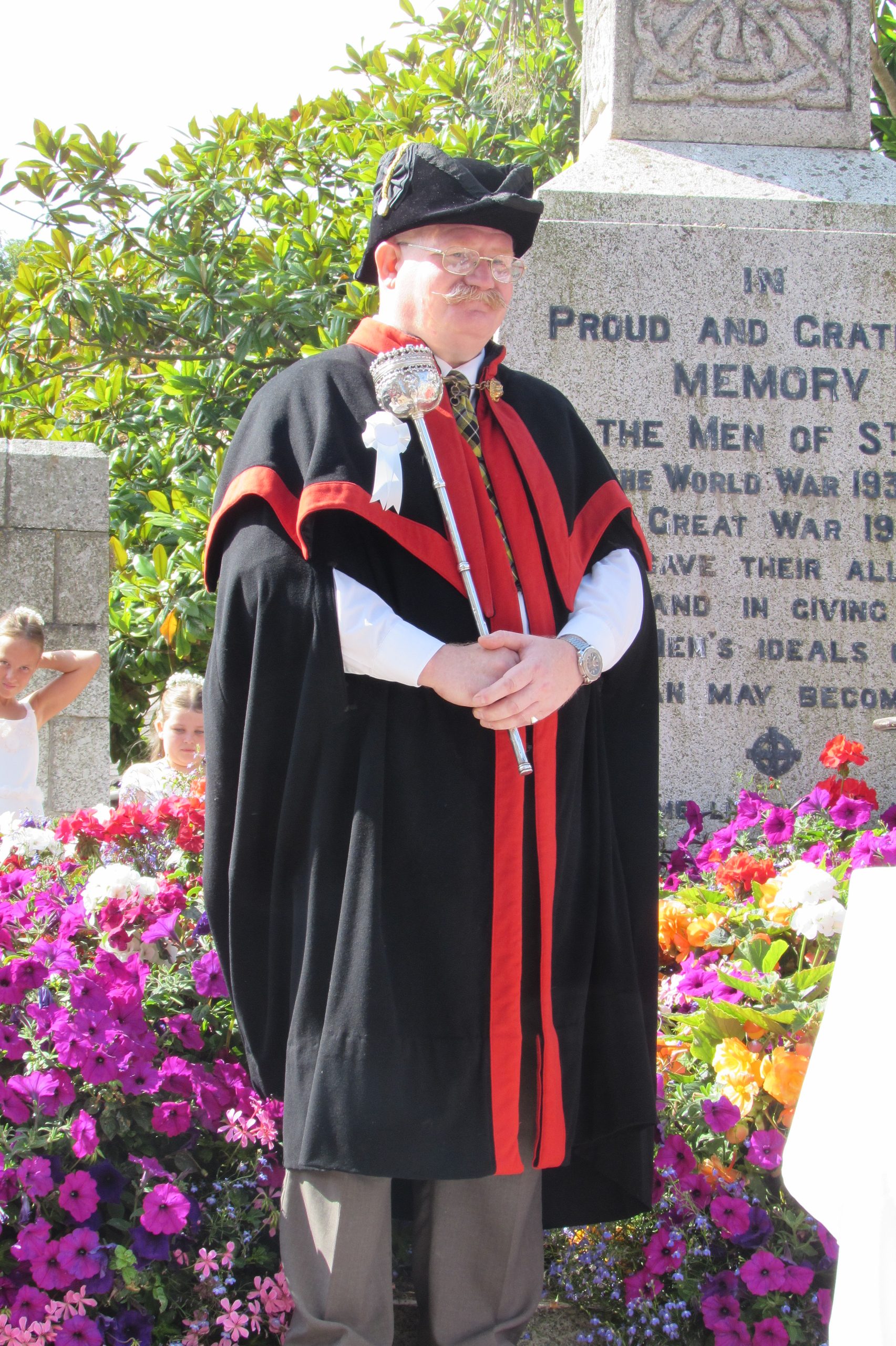 Knill mace bearer